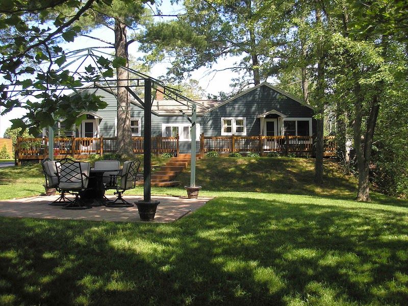 Cabin backyard at Mitchell Creek Inn