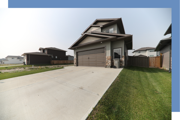 house with a large driveway