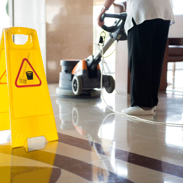 a cleaning using a cleaning machine 1.jpg