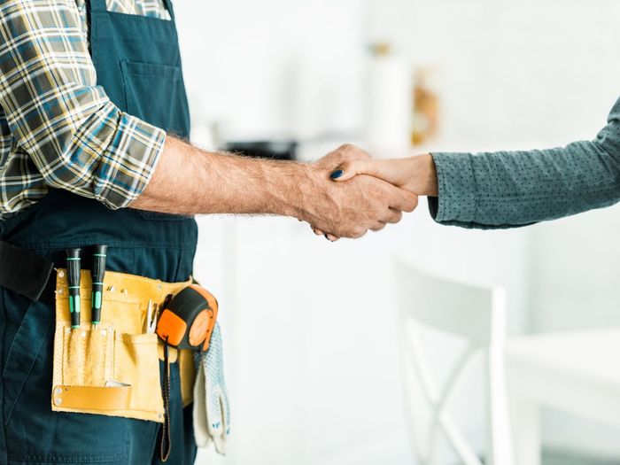 handshake between contractor and client