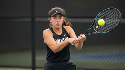 woman playing tennis