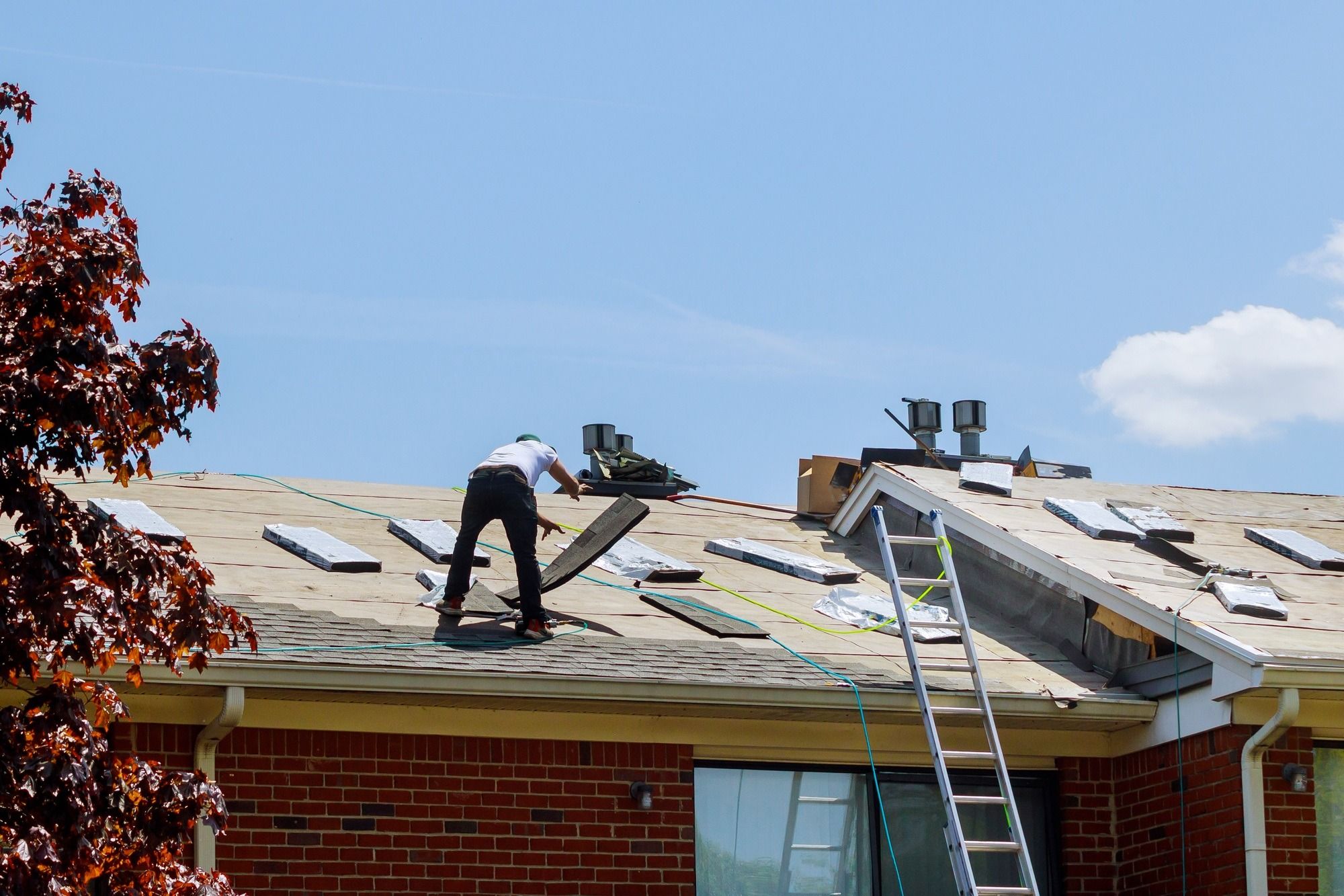 imgi_38_home-roof-construction-applying-roof-new-shingles-in-apartment-building.jpg