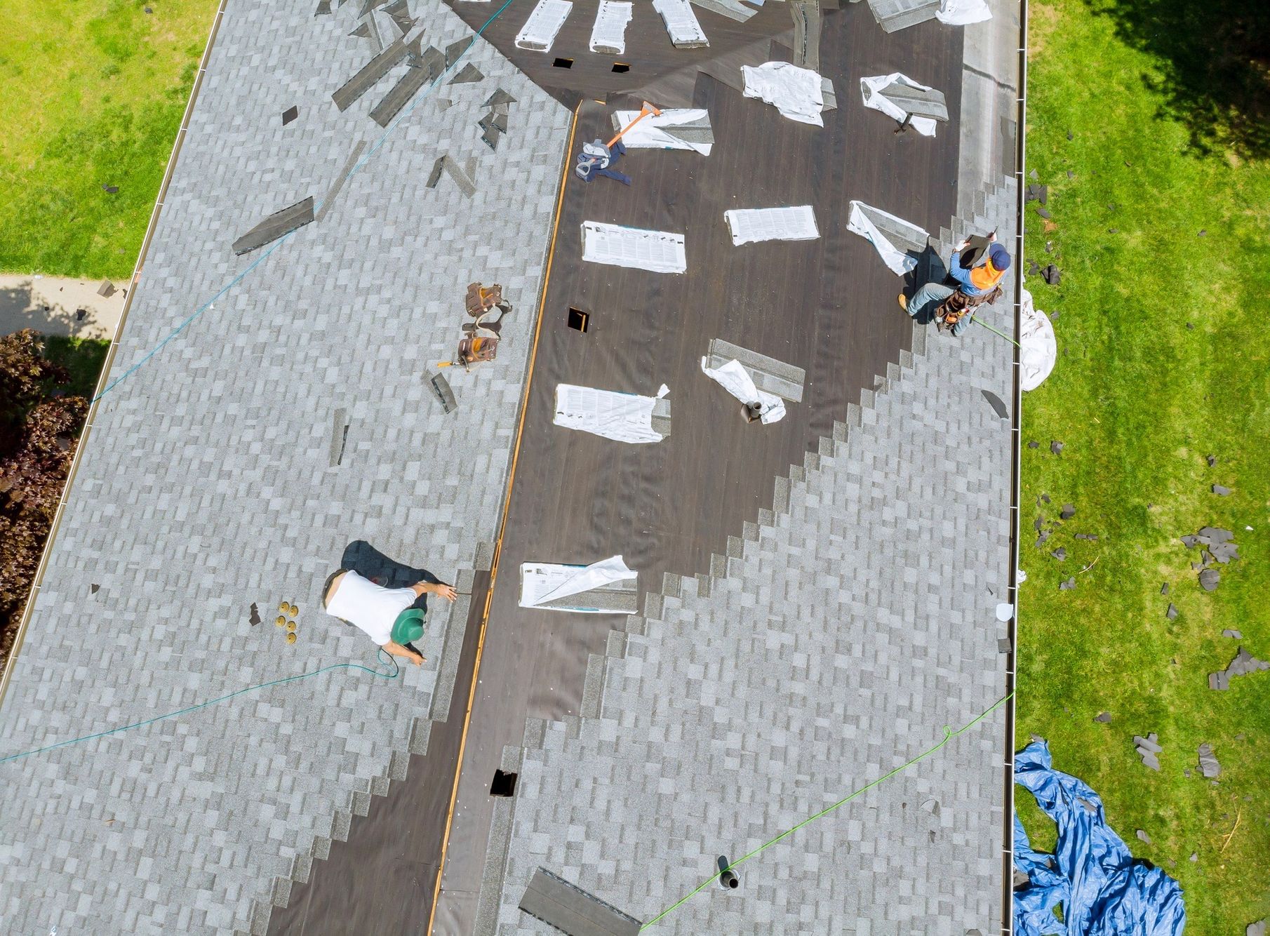 imgi_30_roofer-working-on-replacement-asphalt-shingle-roof-construction.jpg