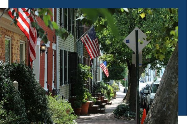 Annapolis neighborhood with townhouses on sidewalk