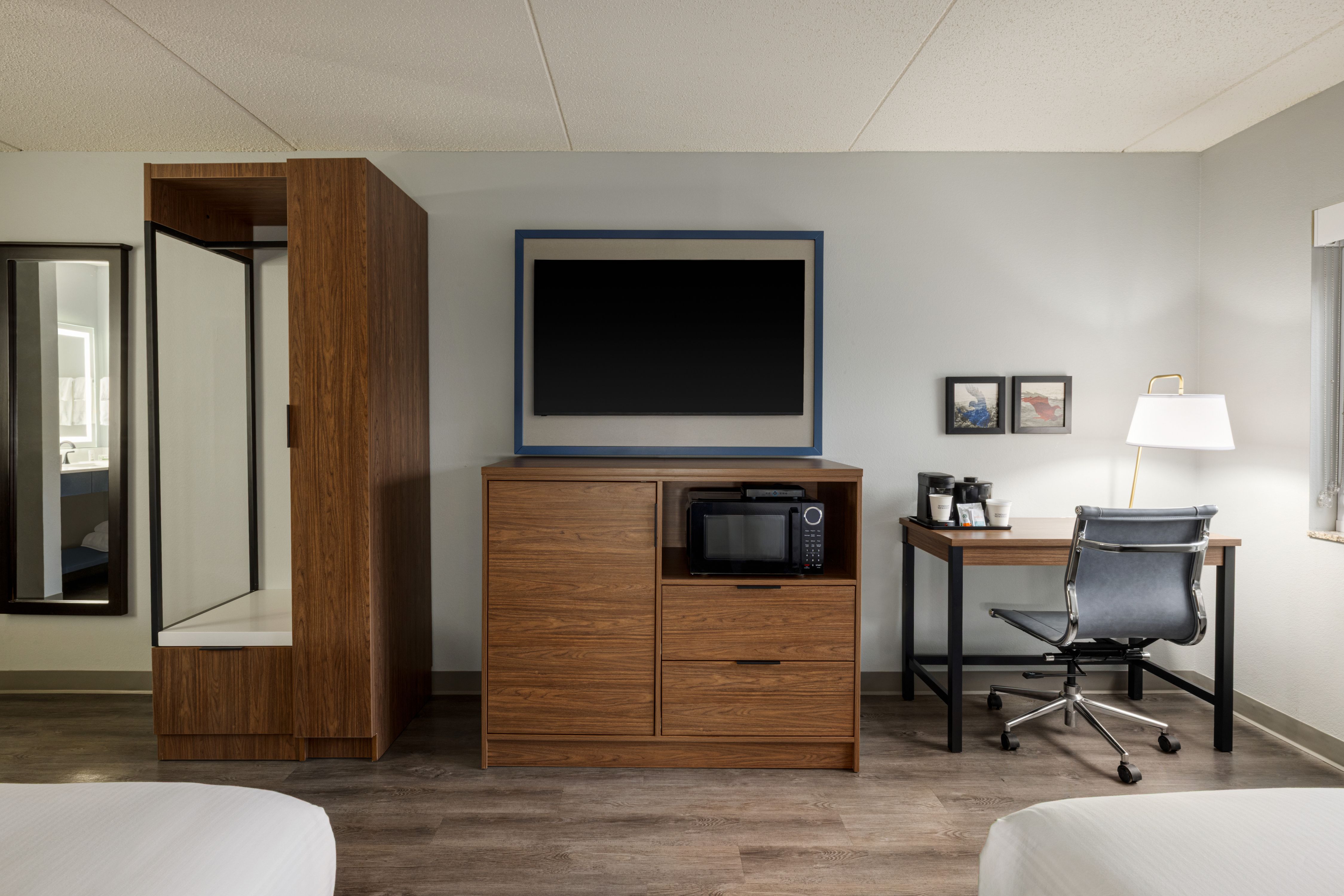 2 Queen Beds - 1612161.jpg