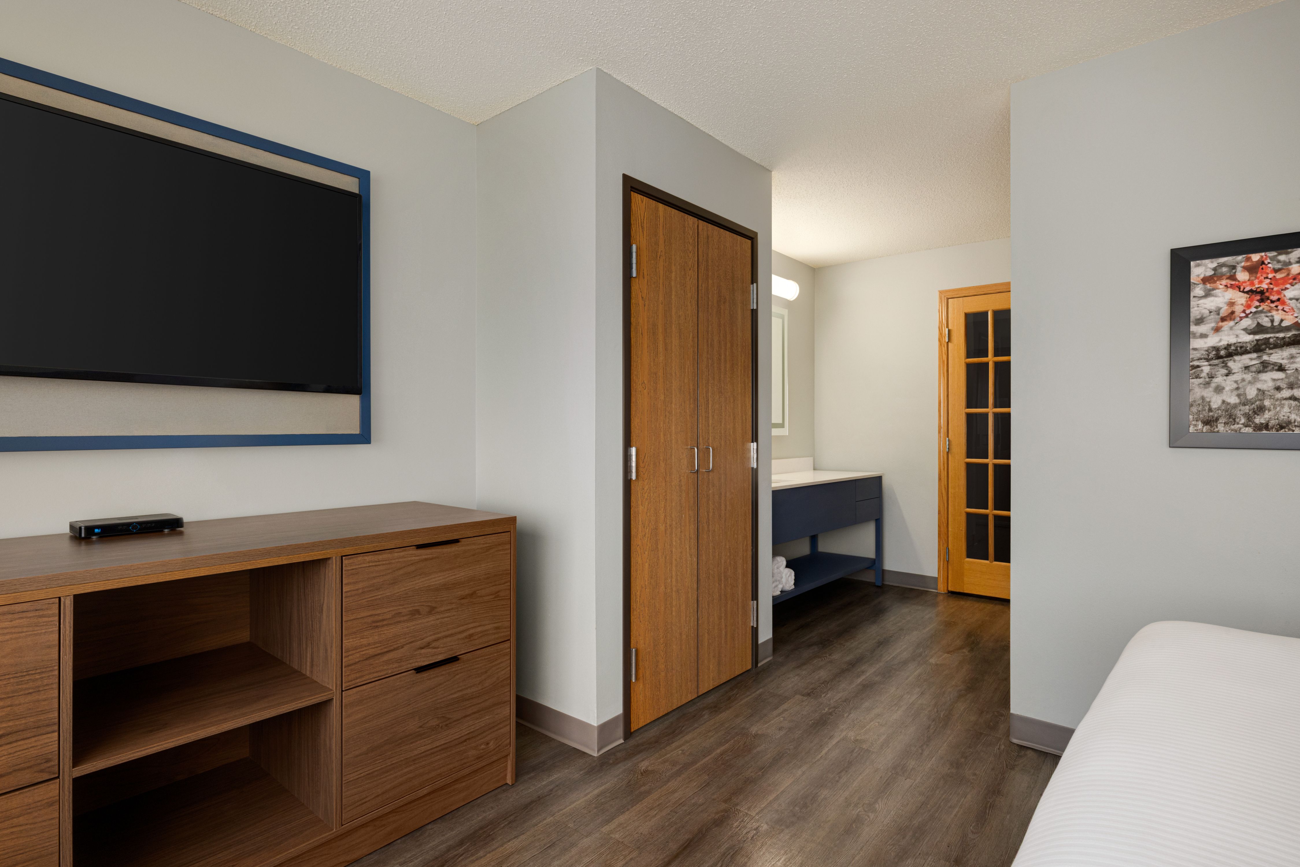 1 King Bed Studio Suite - 1612138.jpg