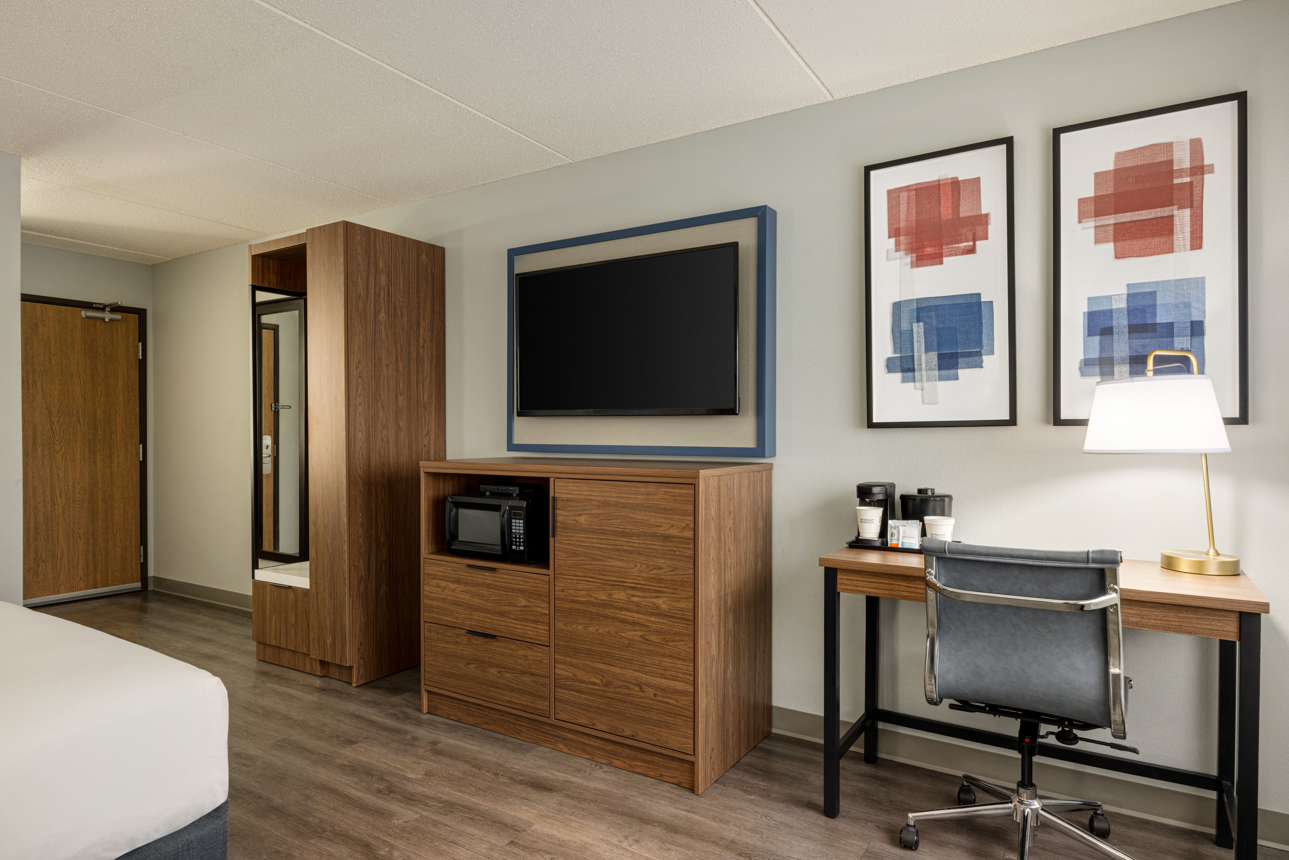 King Bed Guest Room - 1612156.jpg