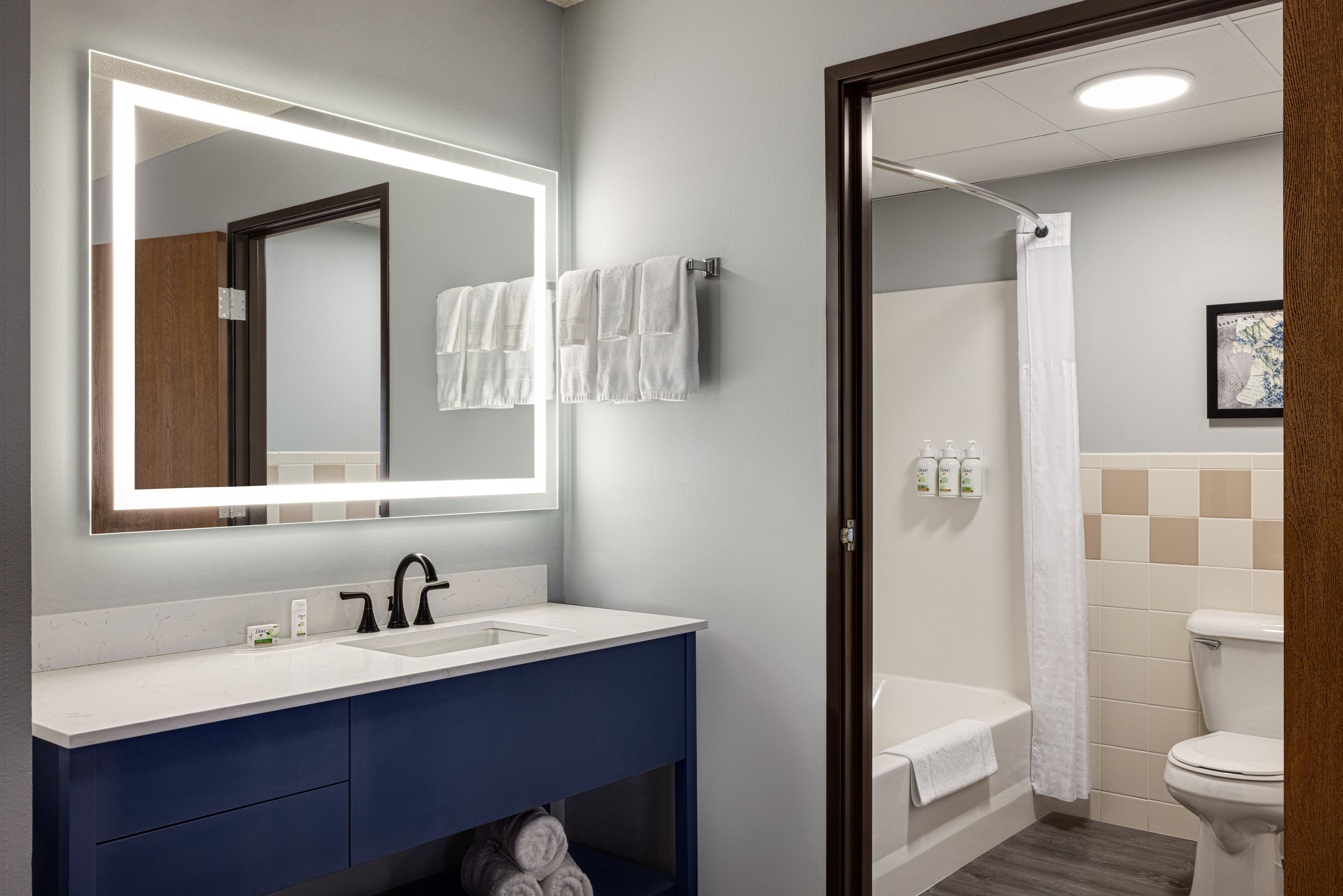 1 King Bed Deluxe Room - Bathroom - 1612127.jpg