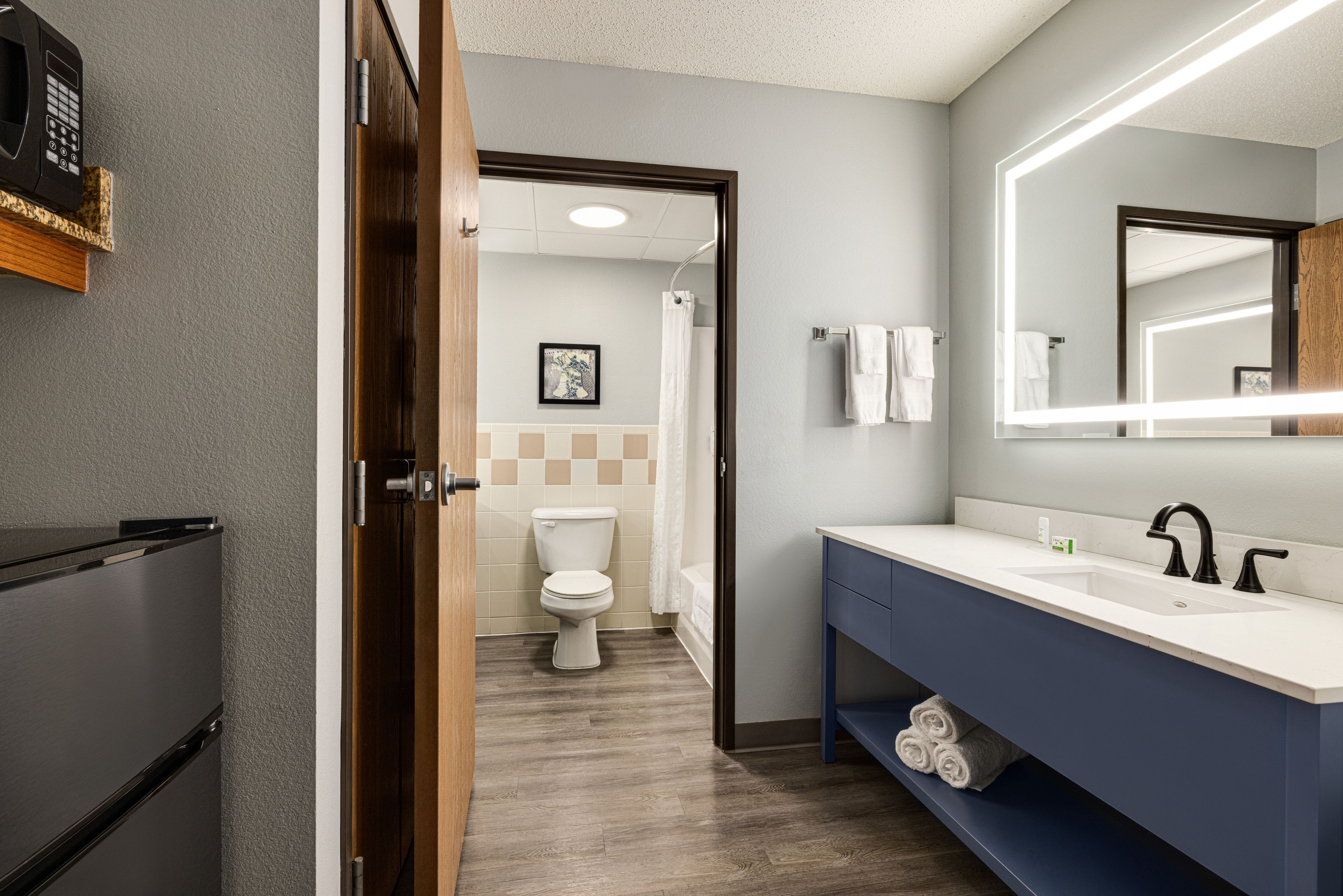 1 King Deluxe Studio Suite - Bathroom - 1612176.jpg