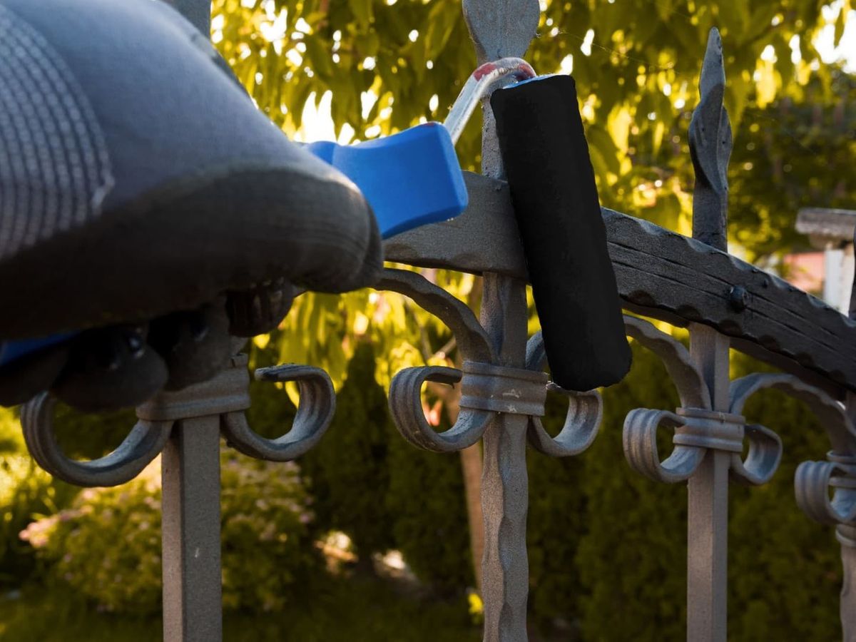 Wrought iron fence painting in Horner Park Chicago