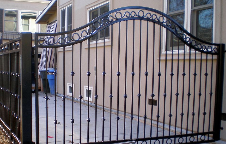 metal fence companies