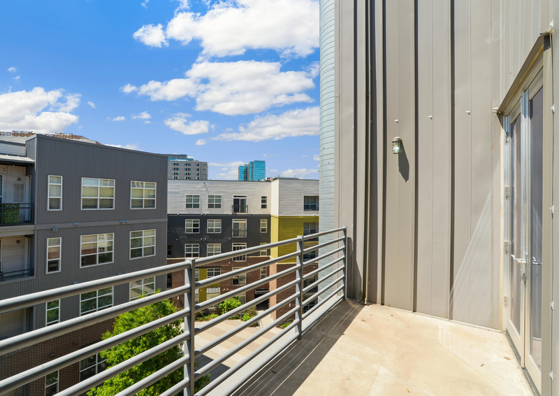 balcony-and-railing-installation-streeterville-chicago (4).png