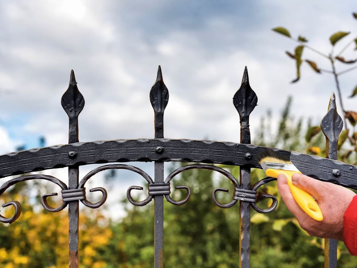 Fence painting in Streeterville Chicago