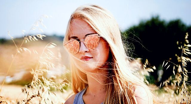 blond-girl-wearing-sunglasses_640x350.jpg