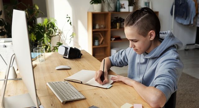 boy-in-front-of-a-monitor-doing-his-homework_640x350.jpg