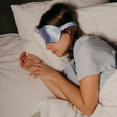 woman-sleeping-wearing-dry-eye-mask-427x427-1.jpg