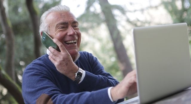 senior-man-talking-on-the-smartphone-640.jpg