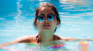 woman-wearing-sunglasses-in-the-pool-640.jpg