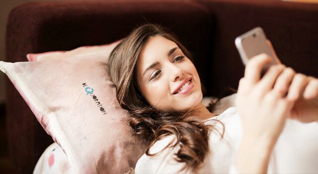 girl-in-bed-browsing-smartphone_640x350.jpg