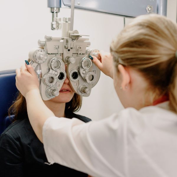 Choosing the Right Eye Care Professional_ Optometrist vs. Ophthalmologist 2.jpg