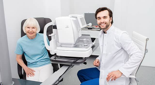 Smiling-Optometrist-low-vision-eye-exam-640x350-1.jpg