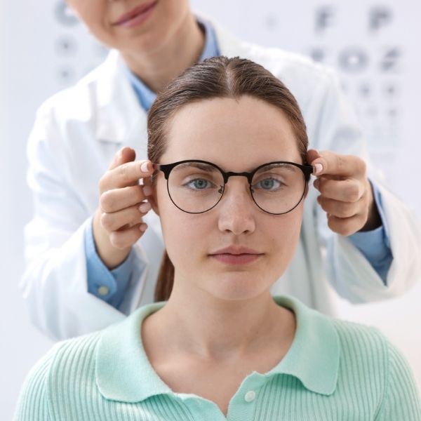 Daily vs. Monthly Contact Lenses_ Which Is Right for Your Lifestyle_ 4.jpg