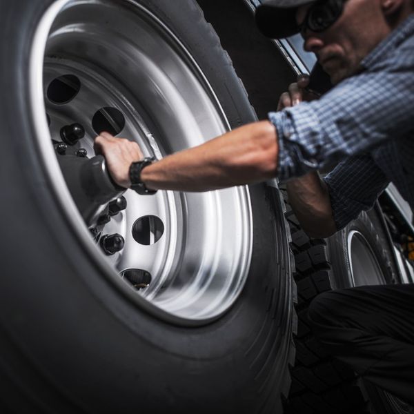4 Signs That Your Semi Truck Tires Need To Be Replaced 3.jpg