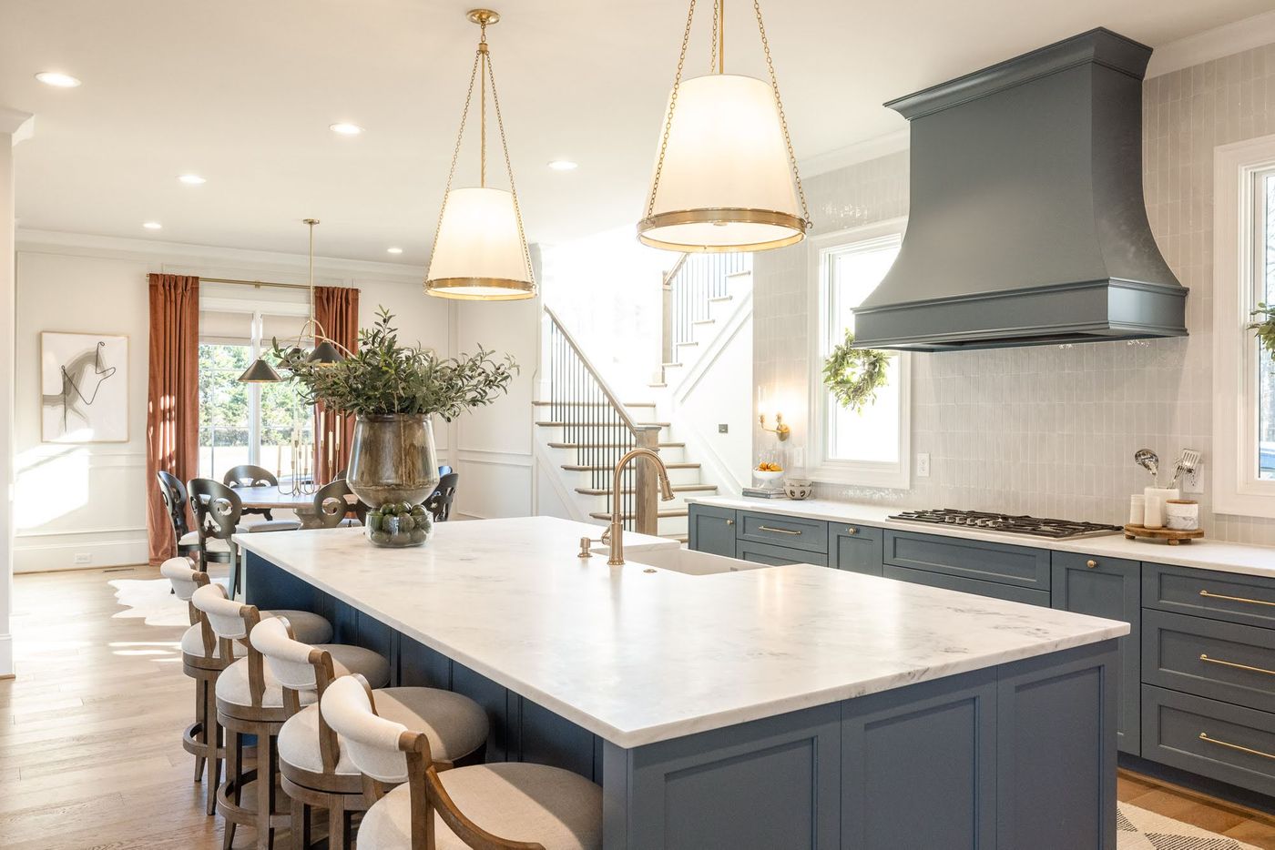 large island in modern kitchen 