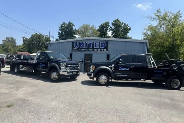 United Wrecker & Transport flatbed and tow truck United Wrecker & Transport flatbed and tow truck