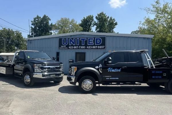 United Wrecker & Transport flatbed and tow truck United Wrecker & Transport flatbed and tow truck