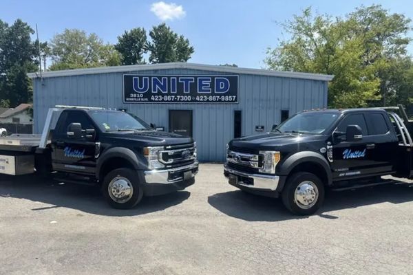 United Wrecker & Transport flatbed and tow truck United Wrecker & Transport flatbed and tow truck