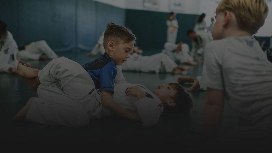 kids doing jiu-jitsu