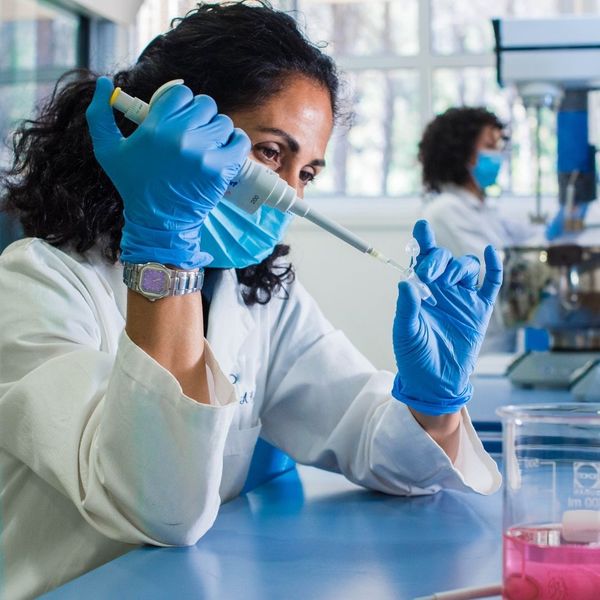lab technician working safely to be OSHA compliant