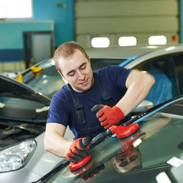 How to Choose the Right Windshield Replacement Service Provider 4.jpg