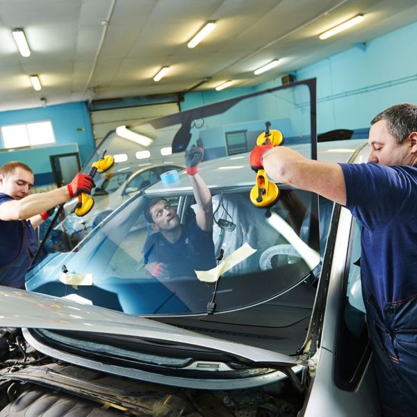 How to Choose the Right Windshield Replacement Service Provider 1.jpg