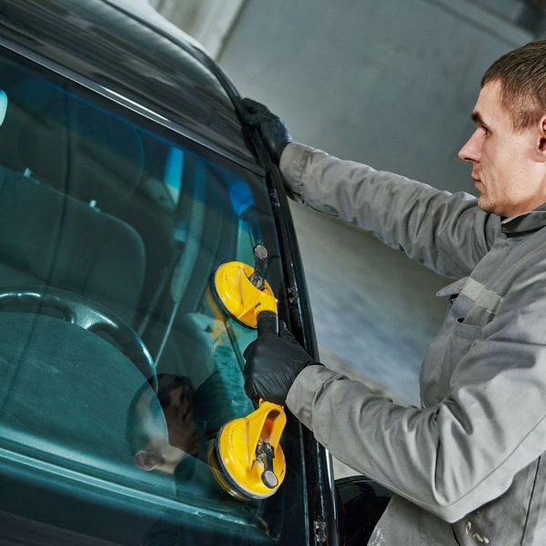 How to Choose the Right Windshield Replacement Service Provider 3.jpg