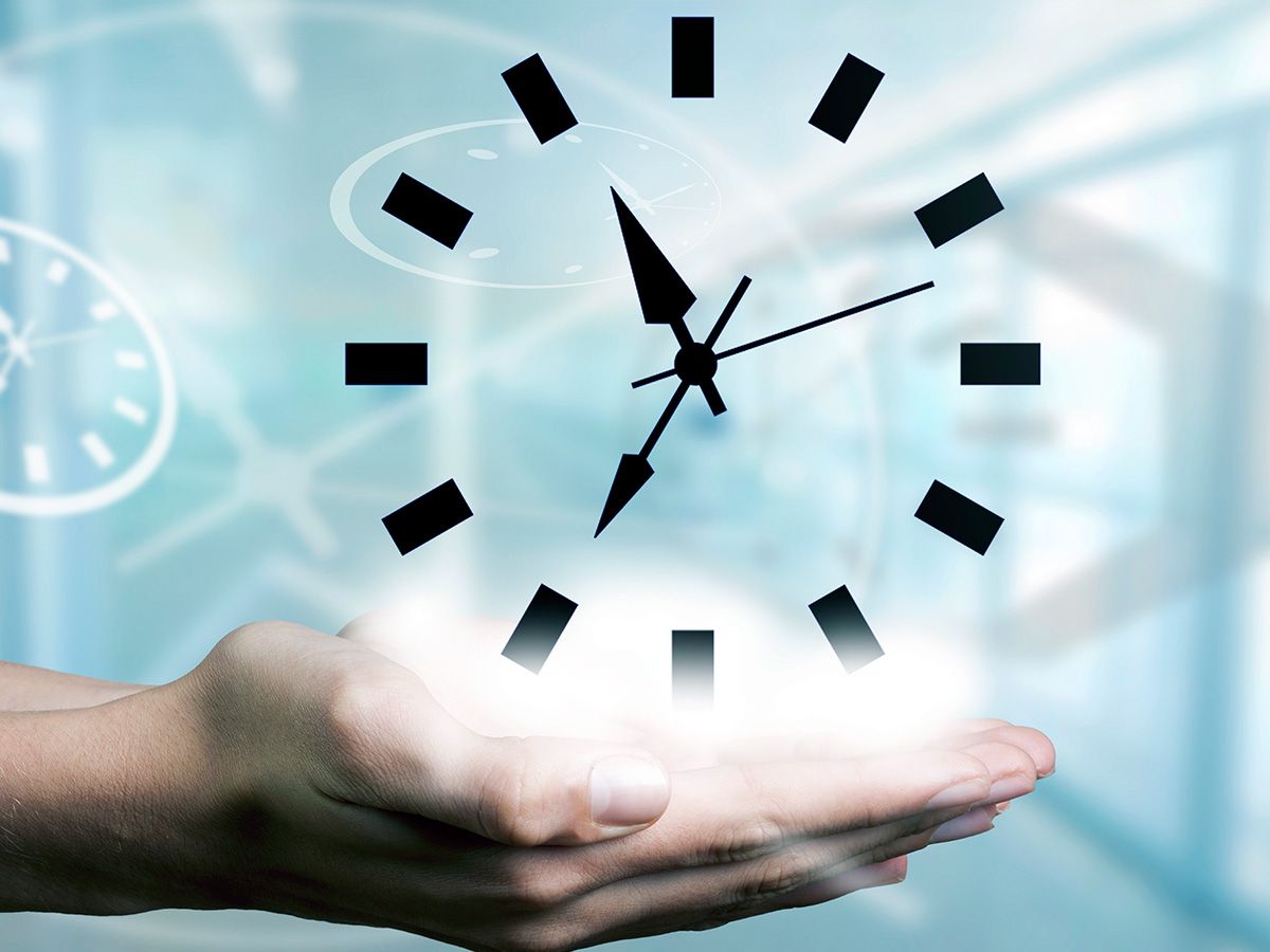 Image of a clock in a hand