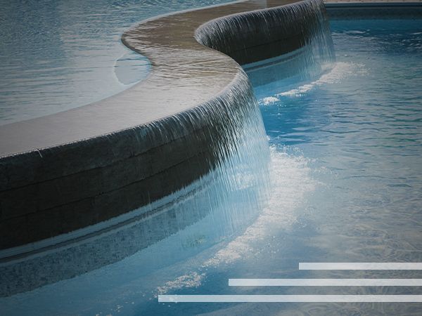 a curved water edge in a pool