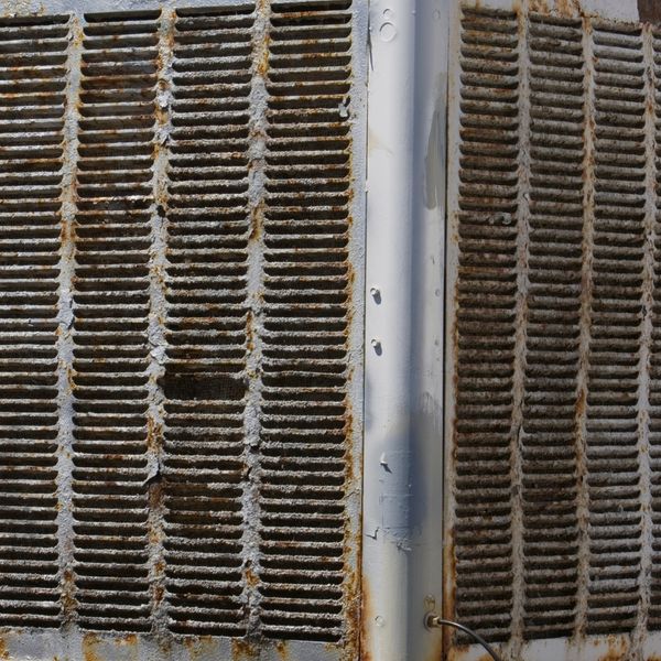 Visibly deteriorating air conditioning unit