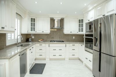 kitchen-transitional-solid-maple-glazed-antique-white-micasa-kitchens-mississauga-brampton-oakville-toronto-1.jpg