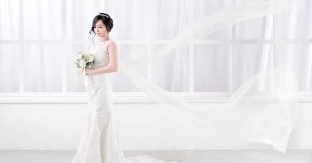 A bride with white flowers.