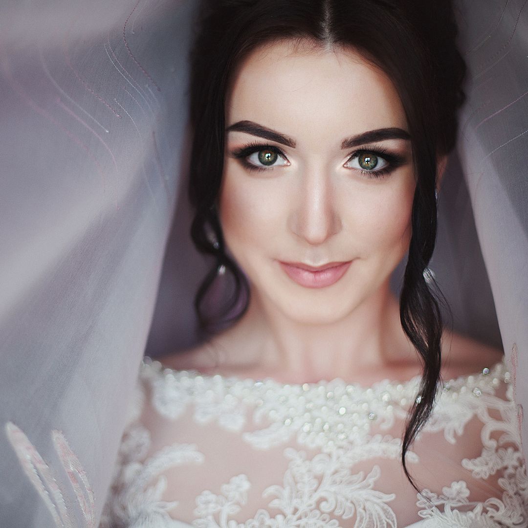A bride with smokey eye makeup.