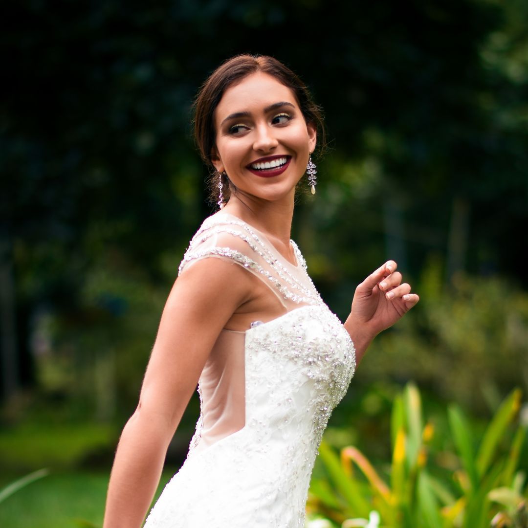 A bride with a modern makeup look.
