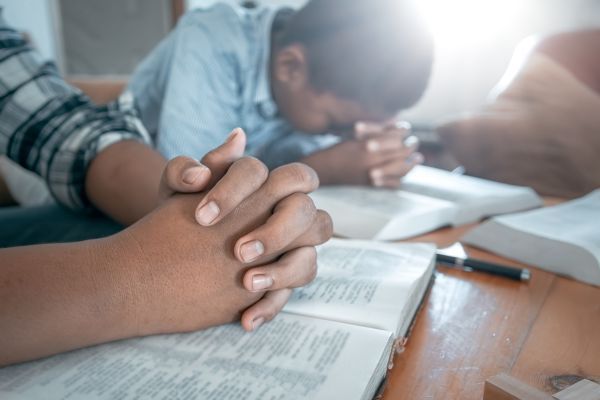 kids praying