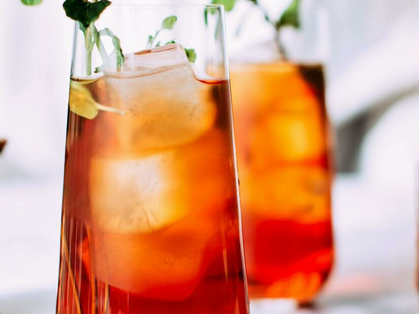 Glasses of iced tea with garnish