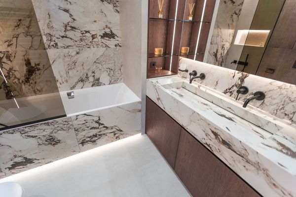 modern-bathroom-interior-in-a-luxury-flat-hotel-2026-01-07-00-21-12-utc-2048x1365.jpg