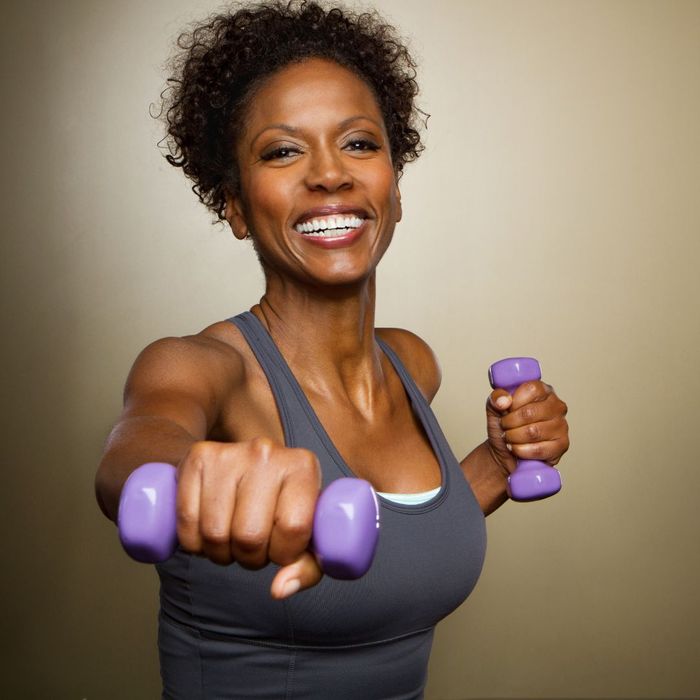 Middle-aged_woman_working_out_with_dumbbells[1].jpg