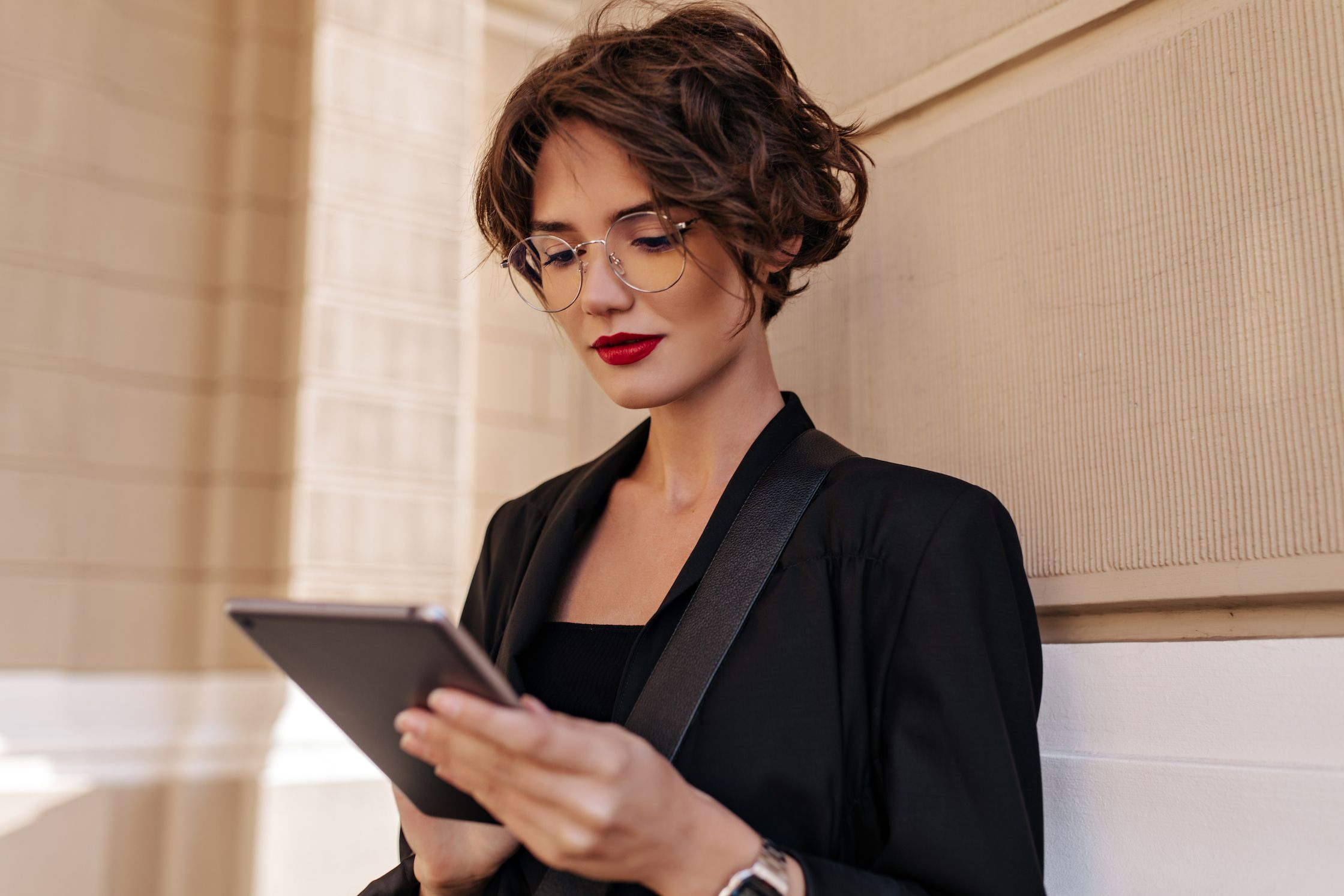 brunette-woman-with-red-lips-posing-holding-tablet-2021-09-03-00-47-56-utc.jpg