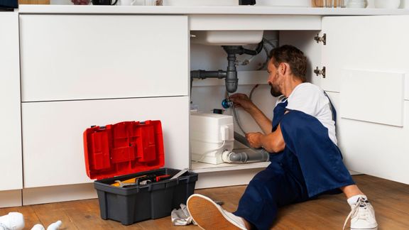 How to Know When to Call a Professional for Plumbing Issues - Featured Image.jpg