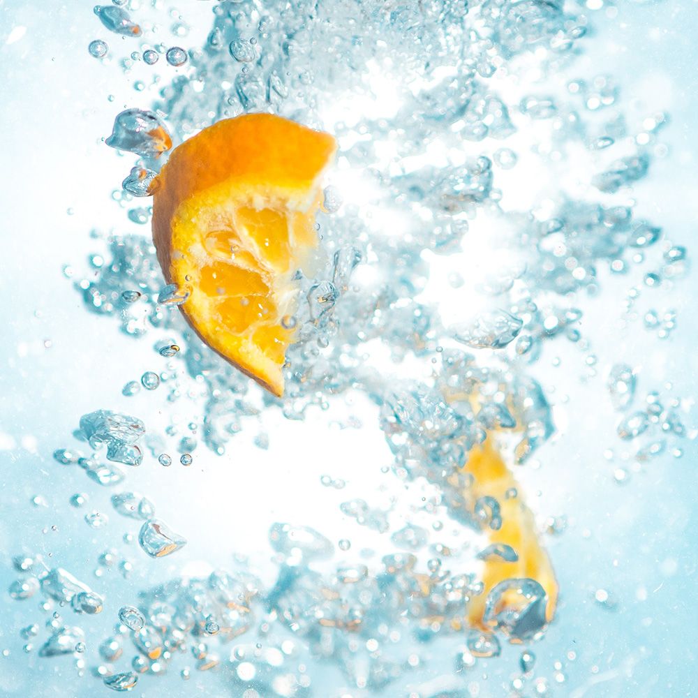 lemons in water refreshing image